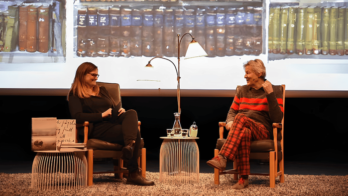 På scenen samtalar bokhandlaren Tora och Lars Lerin