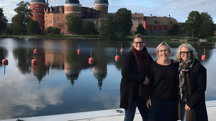 Tora och Carina tillsammans med bokfestivalens ambassadör Åsa Larsson